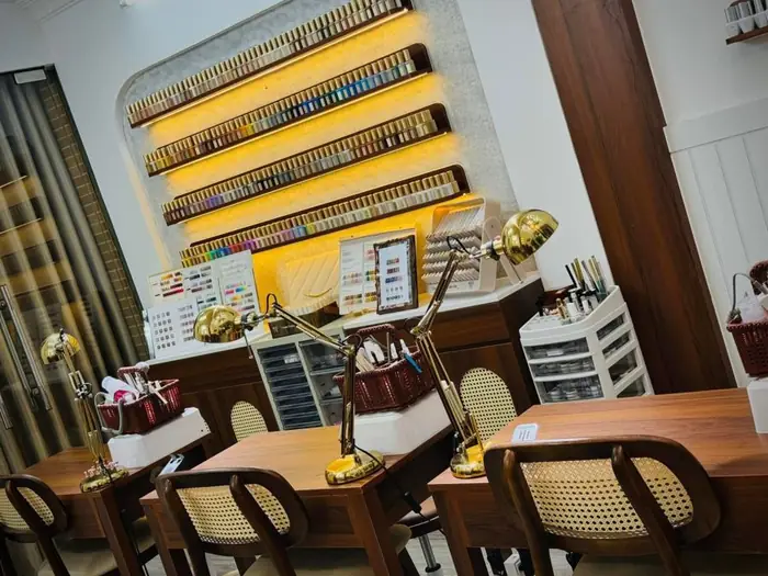 Dãy bàn làm nail chuyên nghiệp đen vàng