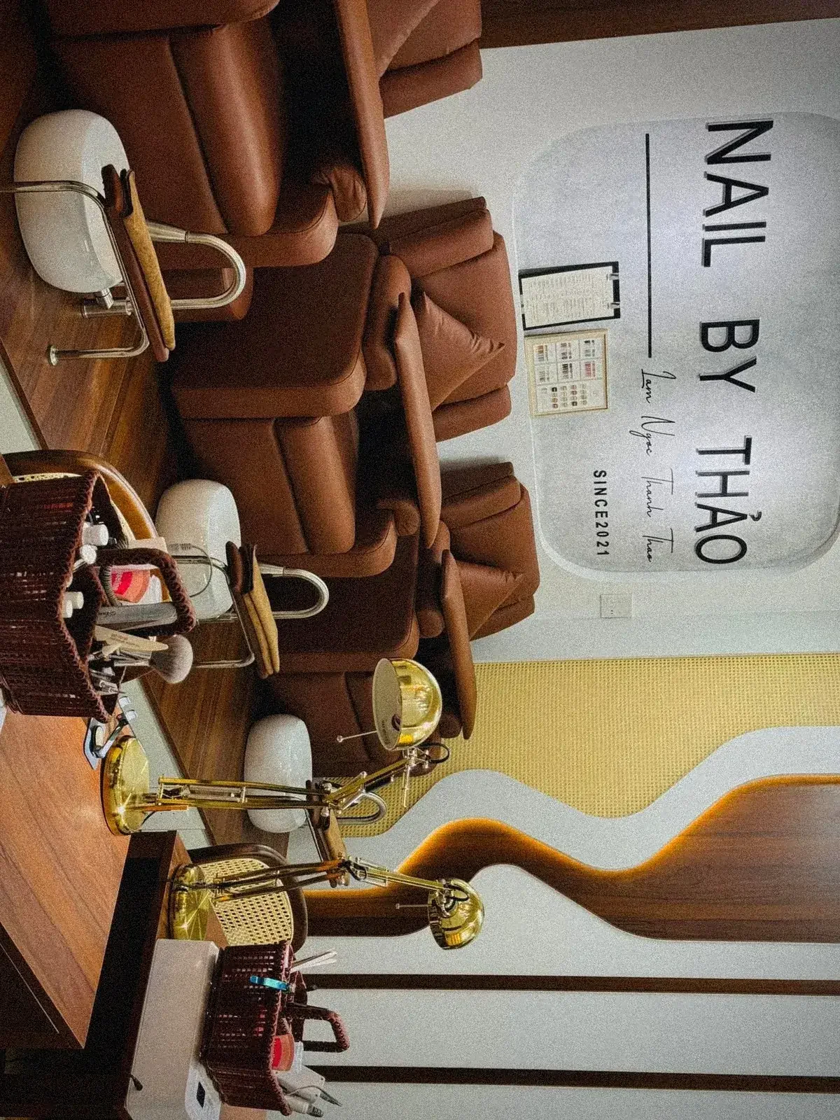 Bảng hiệu NAIL BY THẢO và khu ghế pedicure tại chi nhánh Đồng Đen, Tân Bình