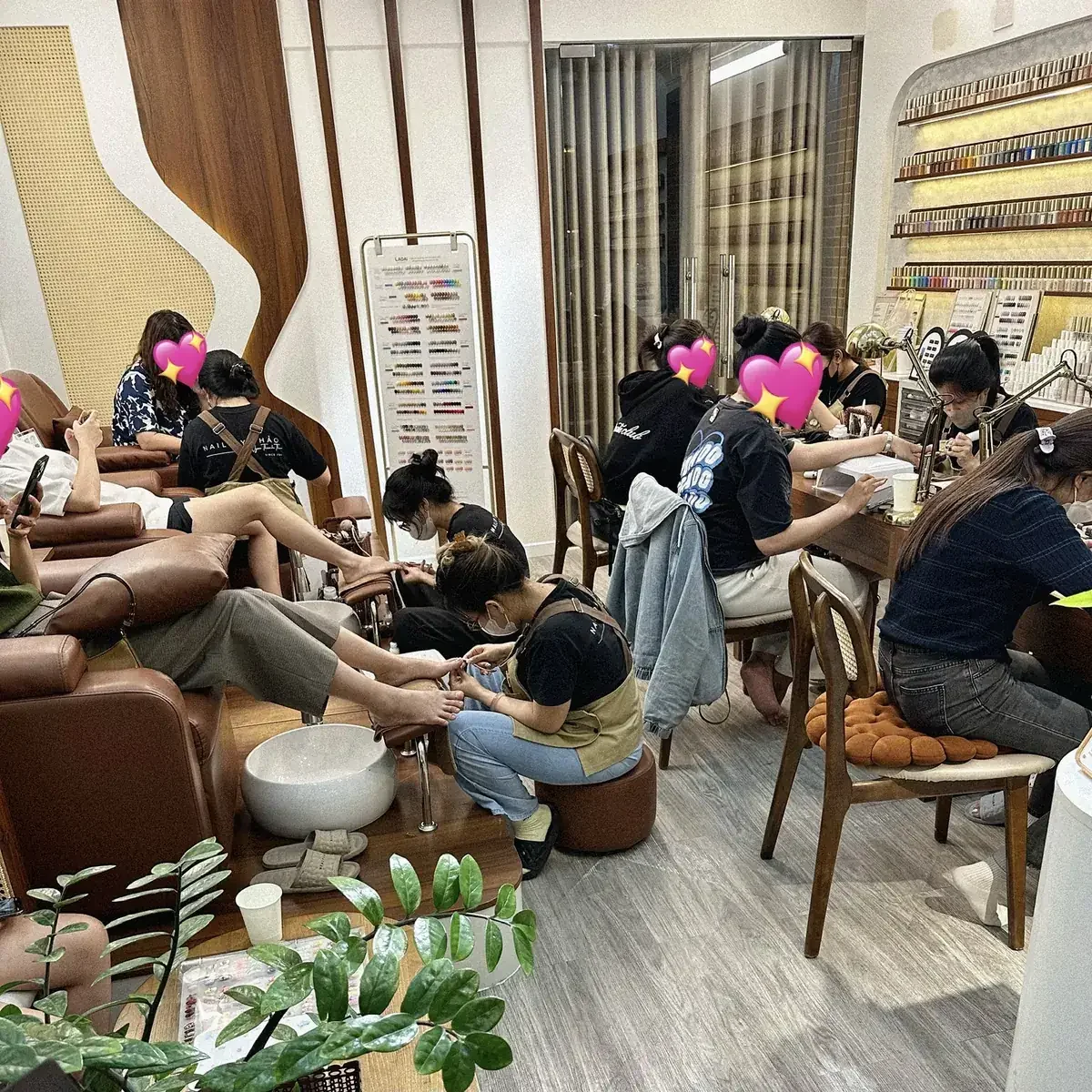 Khu vực pedicure và bàn làm móng tay tại NAIL BY THẢO Đồng Đen phục vụ khách