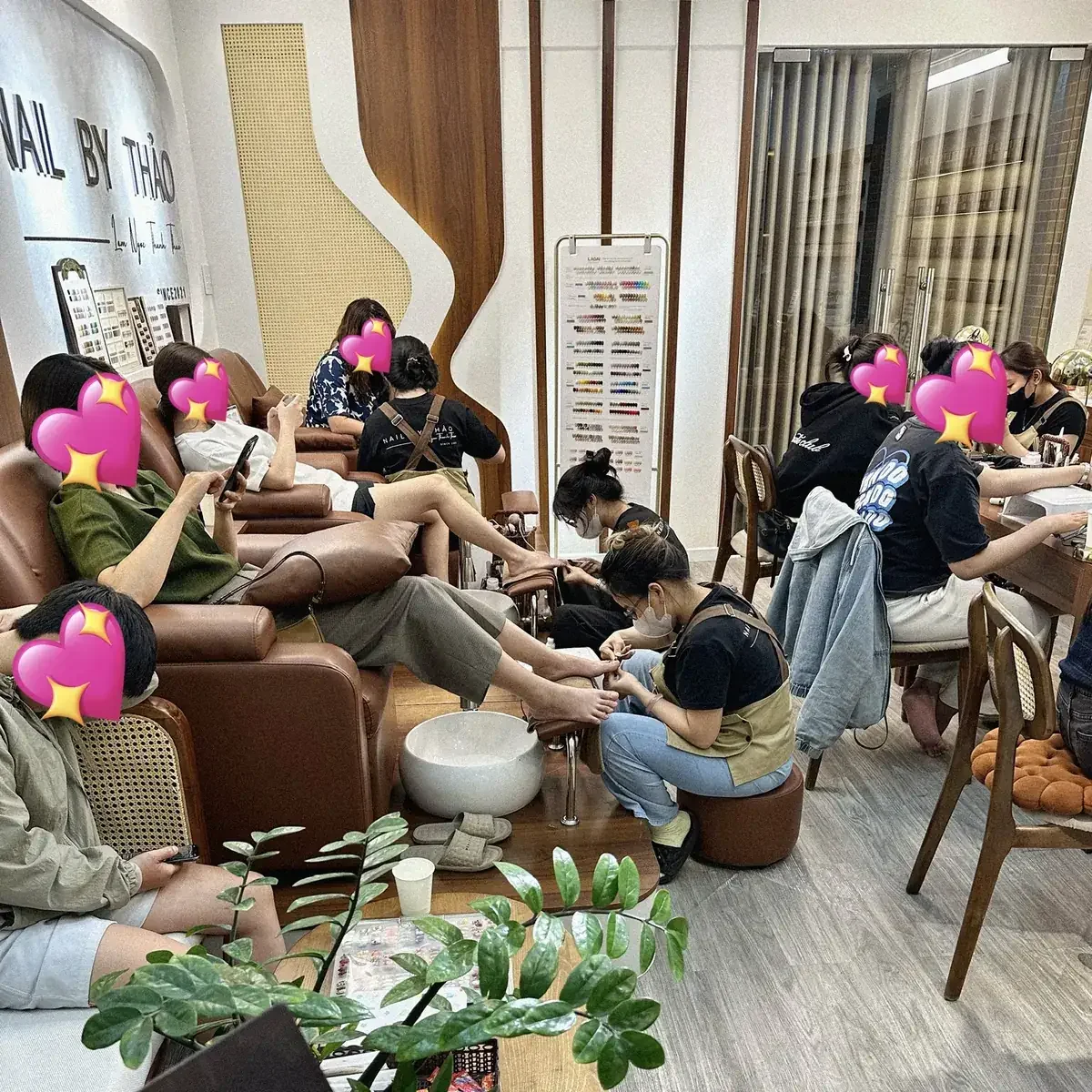Toàn cảnh khu vực pedicure đông khách tại NAIL BY THẢO Đồng Đen