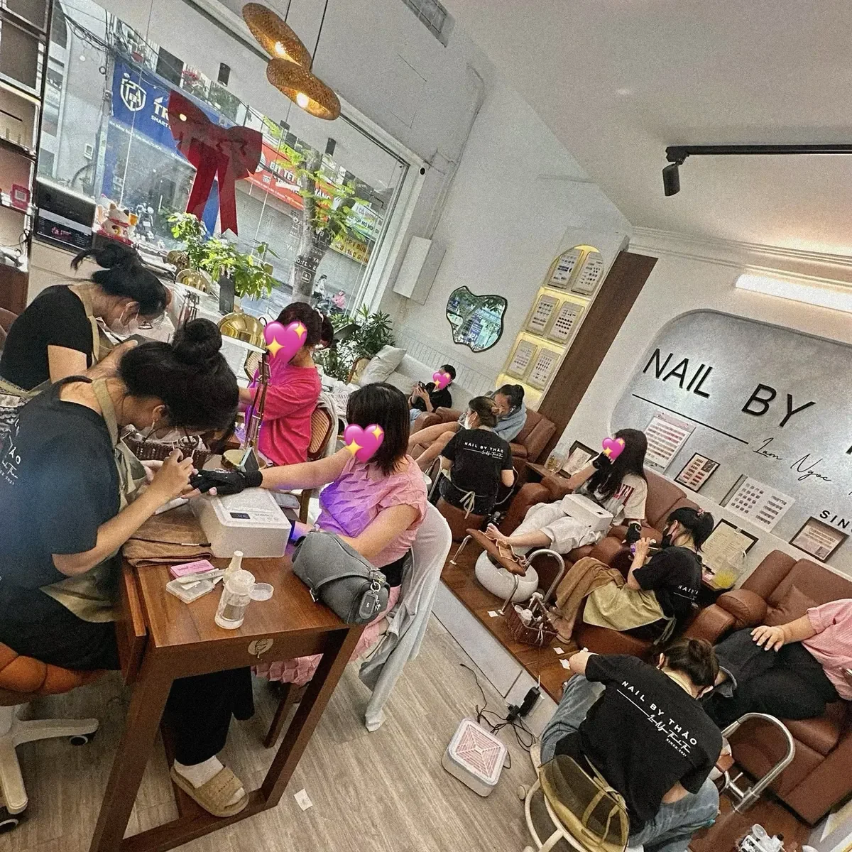 Toàn cảnh tiệm nhìn ra cửa kính mặt tiền tại NAIL BY THẢO Đồng Đen, Tân Bình
