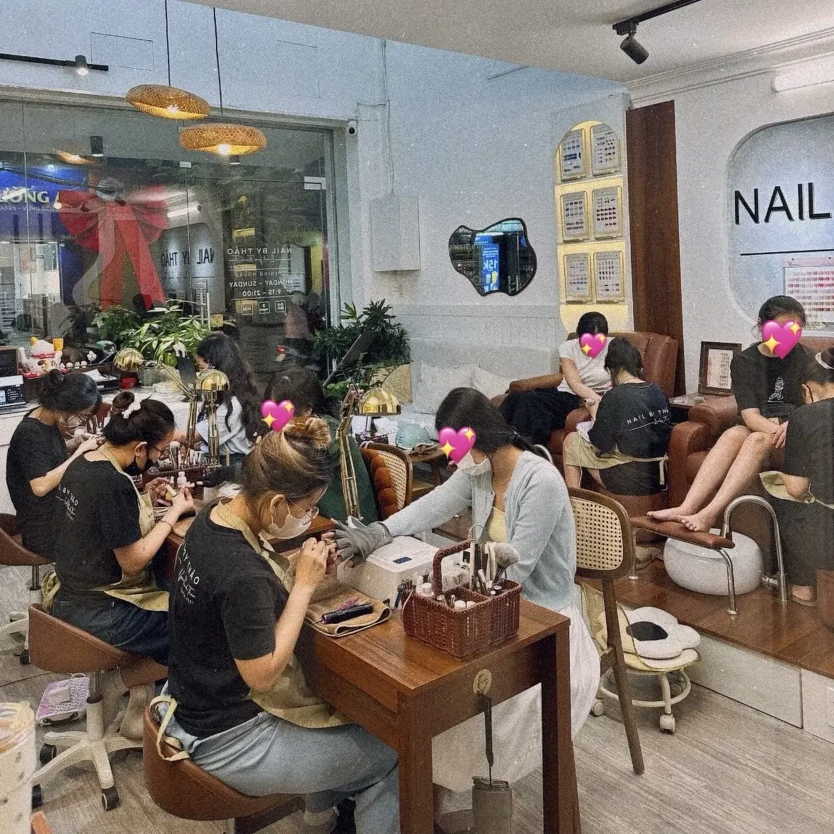 Khu vực bàn làm nail và ghế pedicure phục vụ khách tại NAIL BY THẢO Đồng Đen, Tân Bình