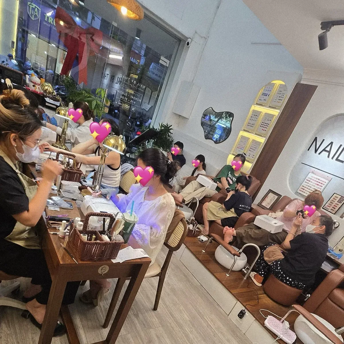 Toàn cảnh tiệm nhìn ra mặt tiền đường phố tại NAIL BY THẢO Đồng Đen, Tân Bình