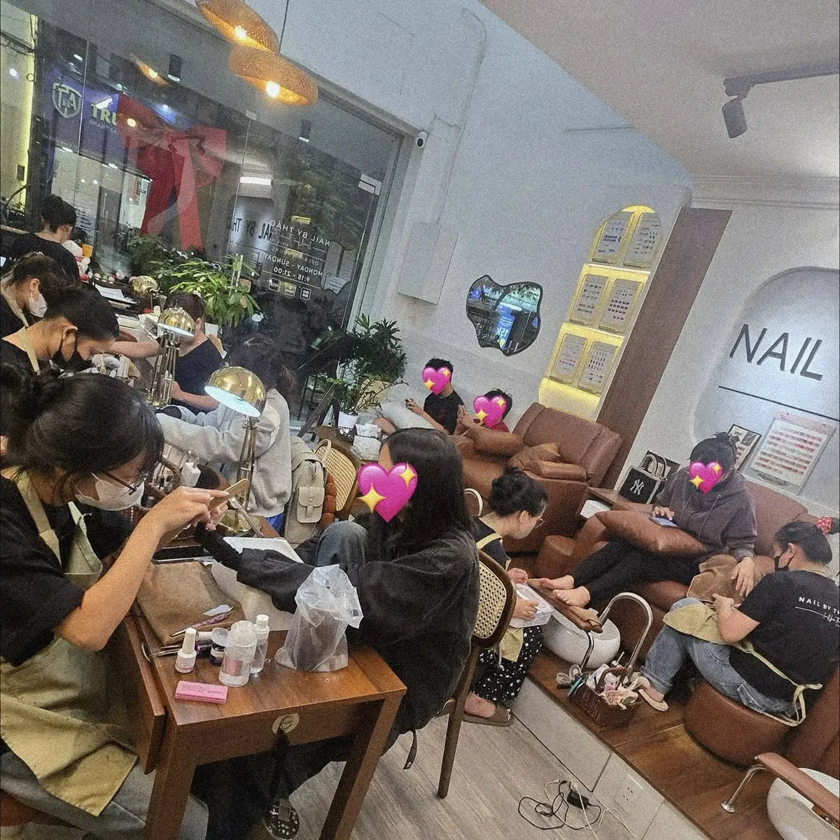 Khu vực ghế pedicure đông khách tại NAIL BY THẢO Đồng Đen, Tân Bình