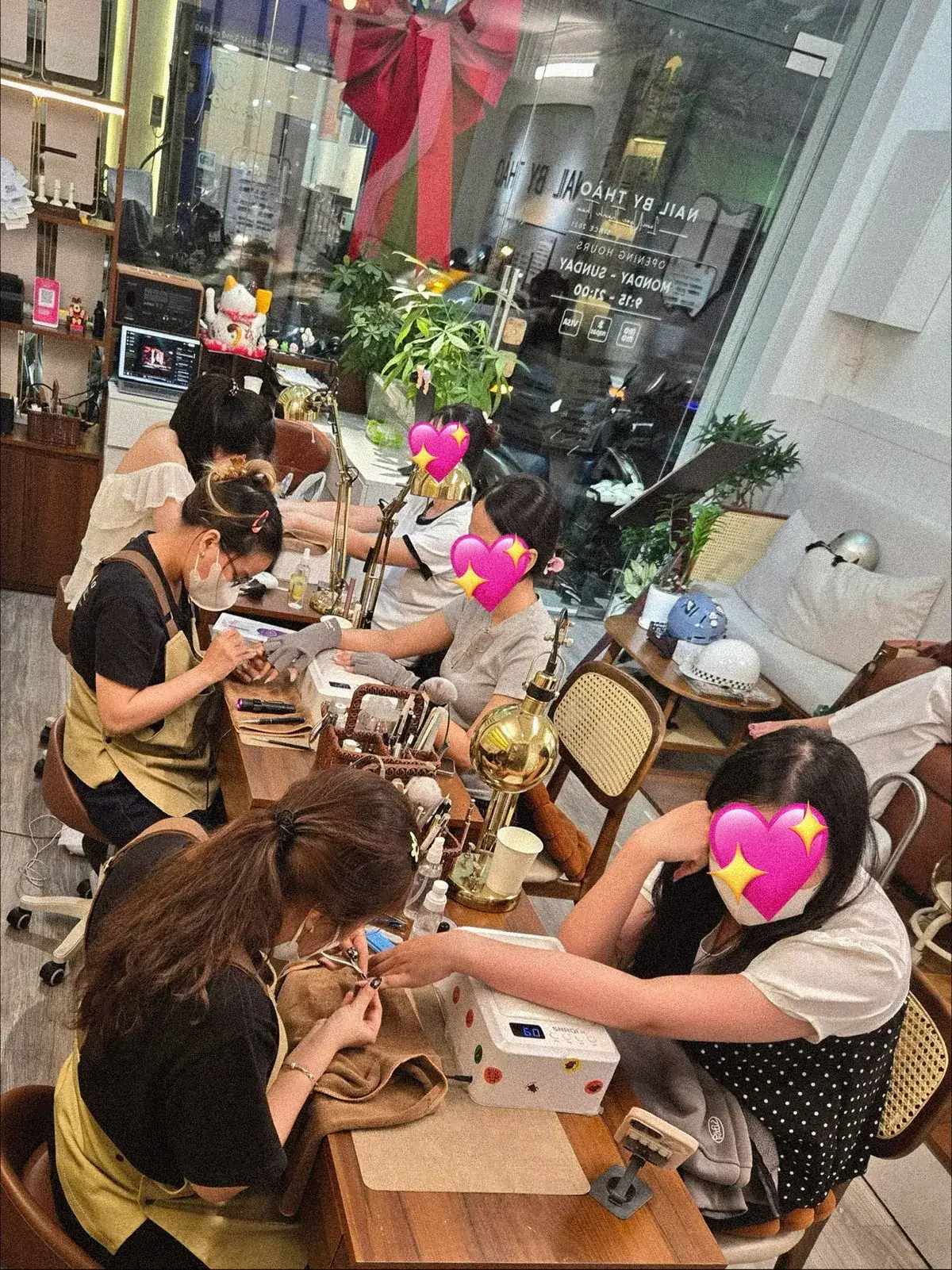 Góc quầy lễ tân với mèo thần tài và bảng hiệu thương hiệu tại NAIL BY THẢO Đồng Đen, Tân Bình