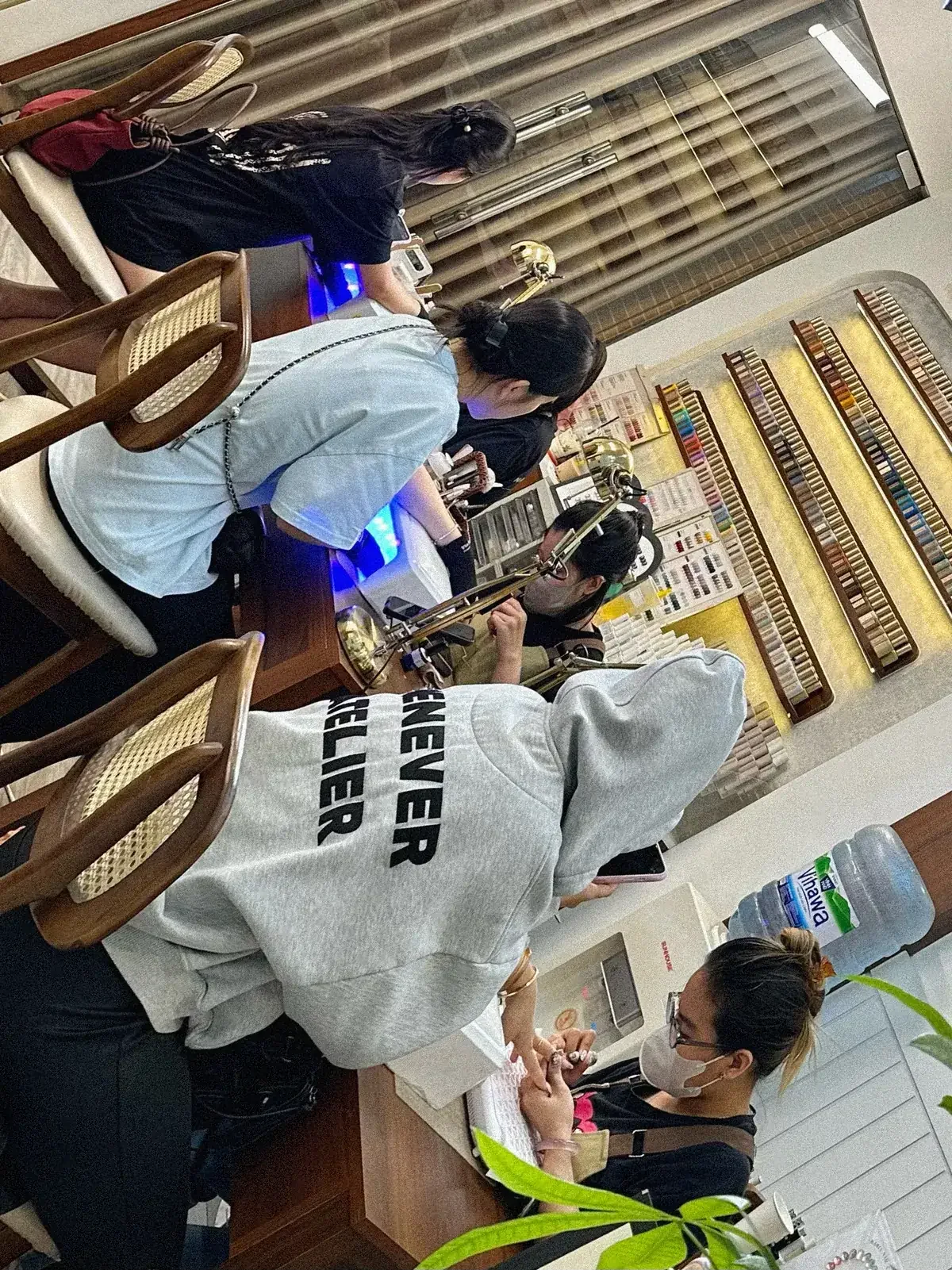 Nhân viên đang làm nail cho khách tại bàn thao tác NAIL BY THẢO Đồng Đen, Tân Bình