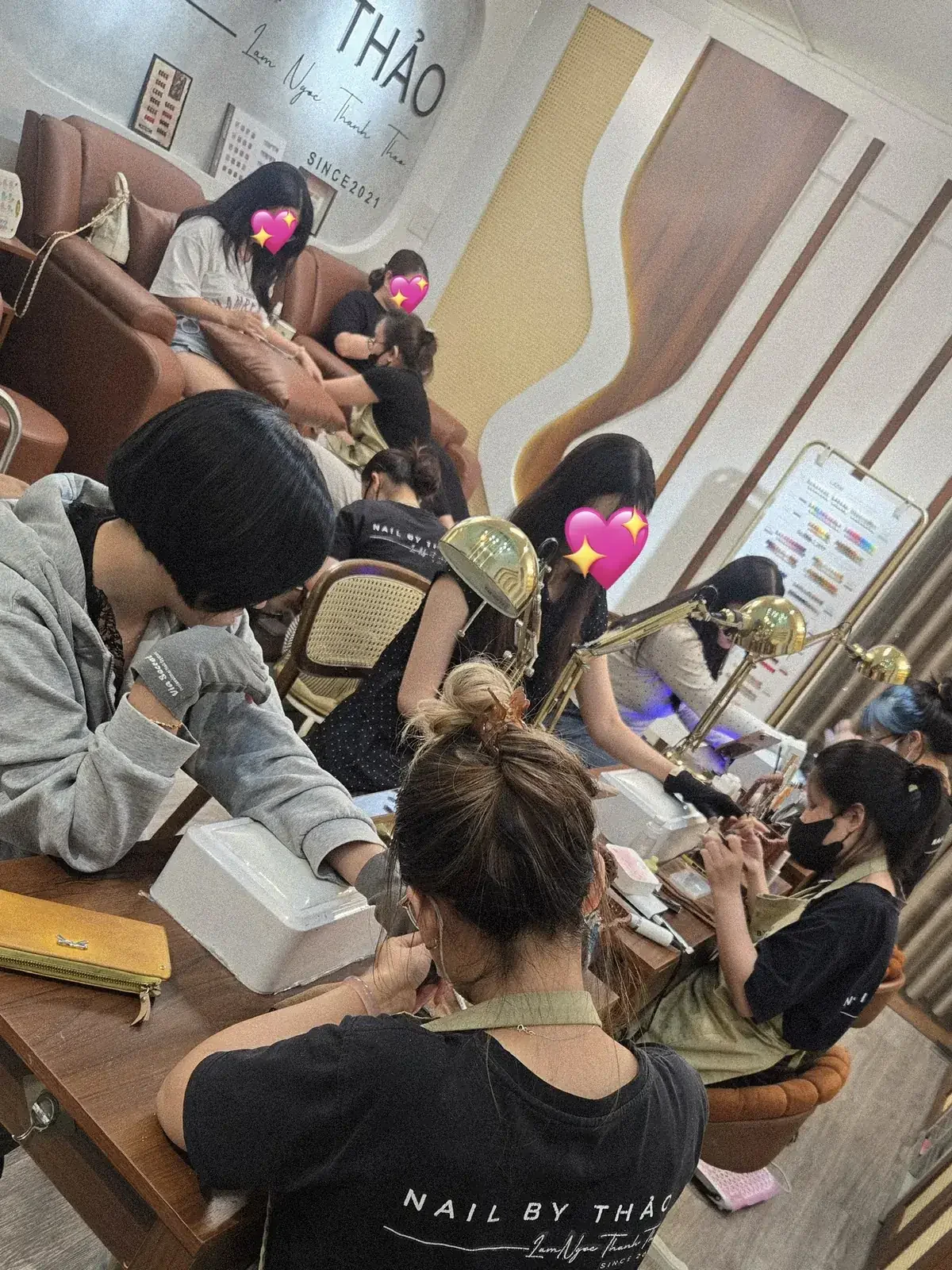 Cận cảnh bàn làm nail dưới bảng hiệu thương hiệu SINCE 2021 tại NAIL BY THẢO Đồng Đen, Tân Bình