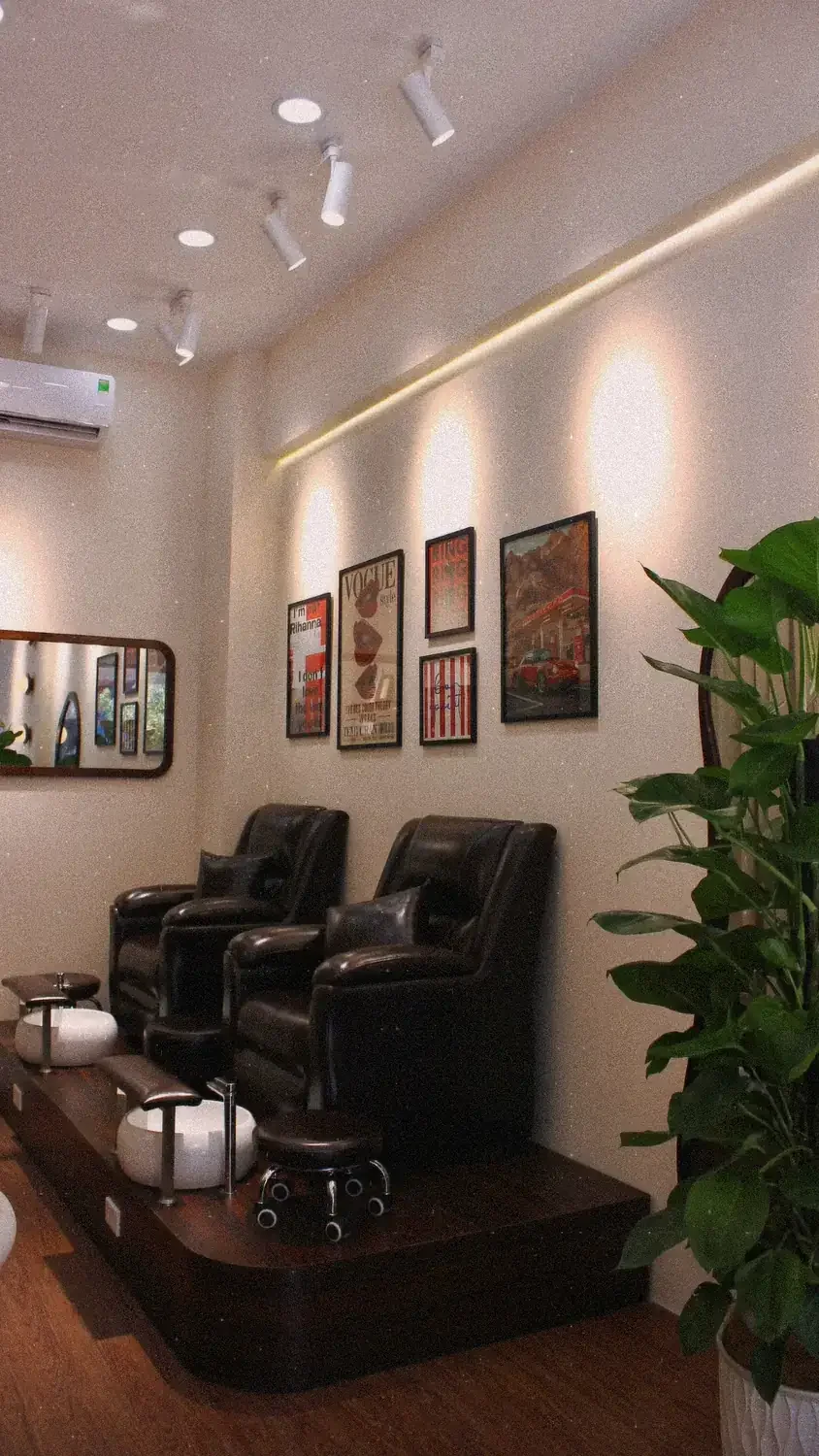 Khu ghế ngồi pedicure trang trí poster nghệ thuật tại NAIL BY THẢO Gò Dầu, Tân Phú