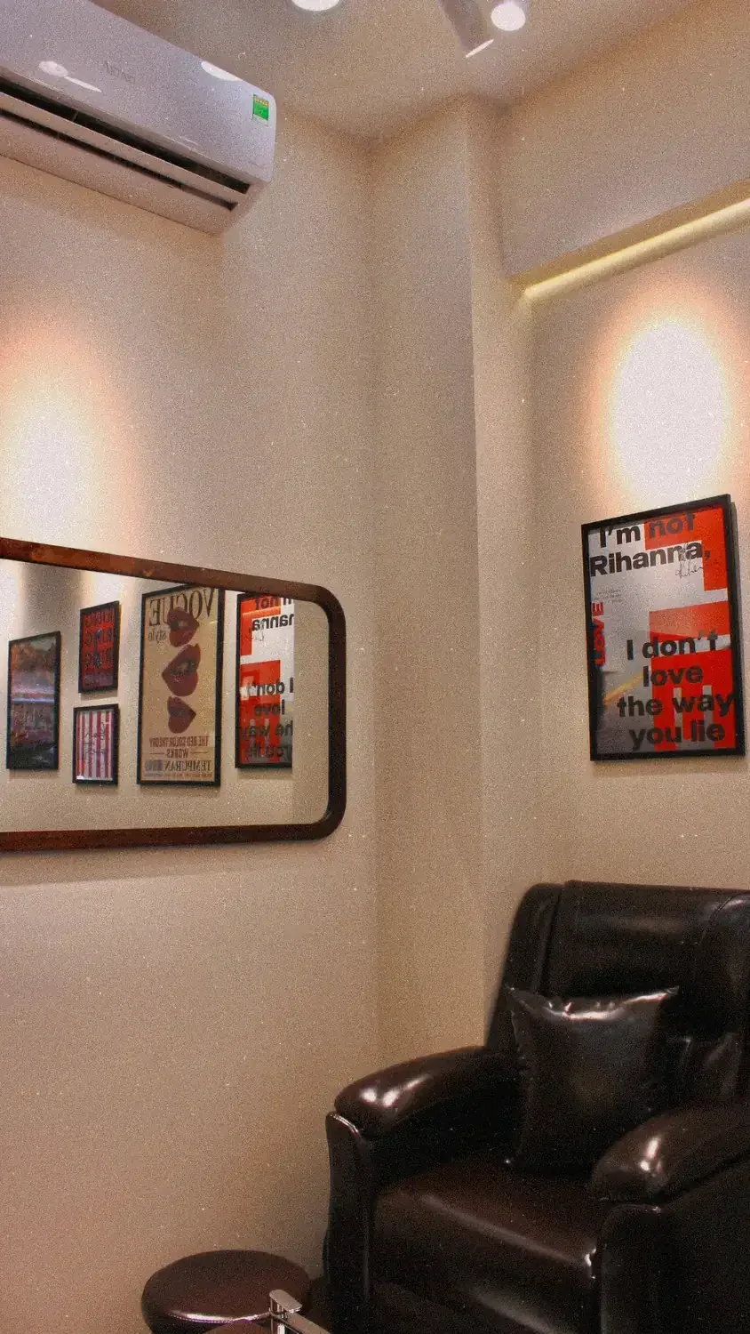 Góc gương và poster phong cách vintage tại NAIL BY THẢO Gò Dầu, Tân Phú