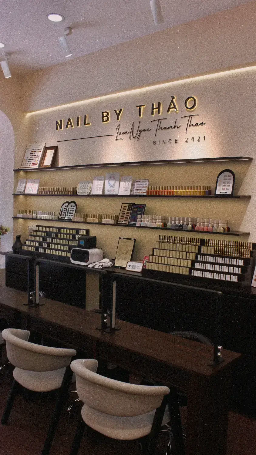 Toàn cảnh kệ trưng bày sơn gel và bàn làm nail tại NAIL BY THẢO Gò Dầu, Tân Phú
