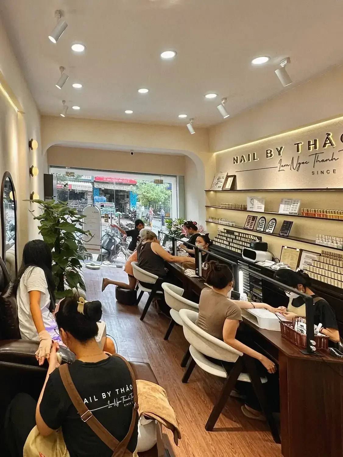 Toàn cảnh tiệm NAIL BY THẢO Gò Dầu đang phục vụ khách, Tân Phú