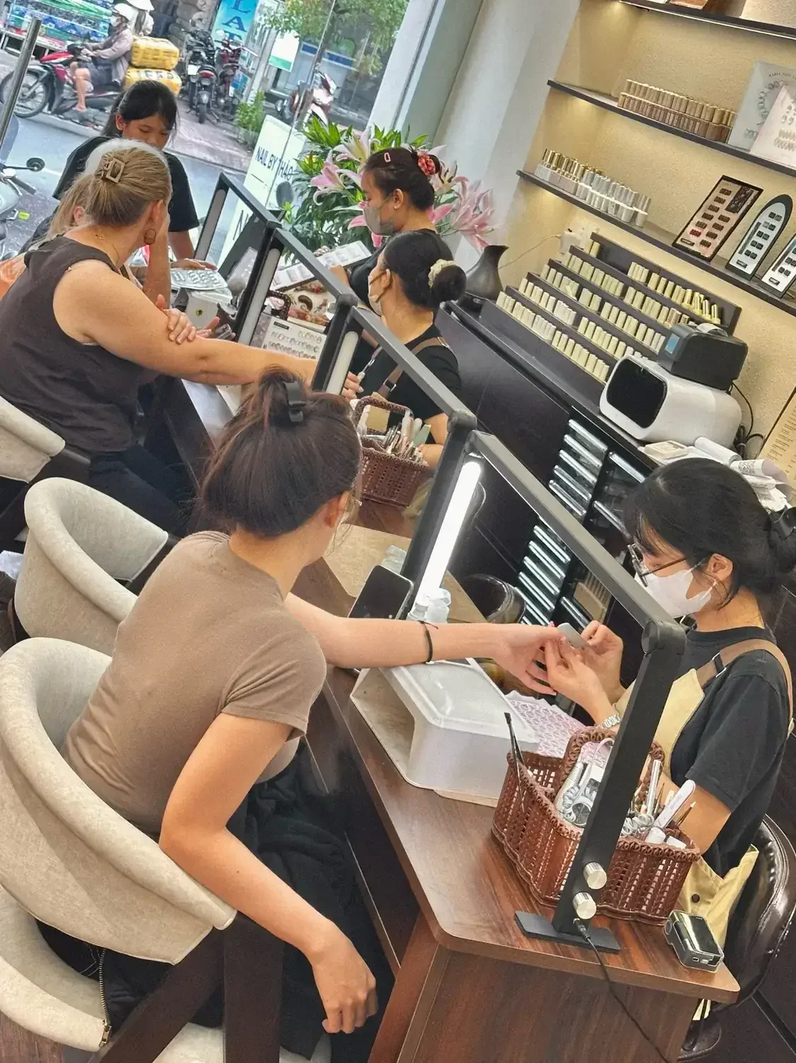 Nhân viên NAIL BY THẢO Gò Dầu đang làm nail cho khách, Tân Phú