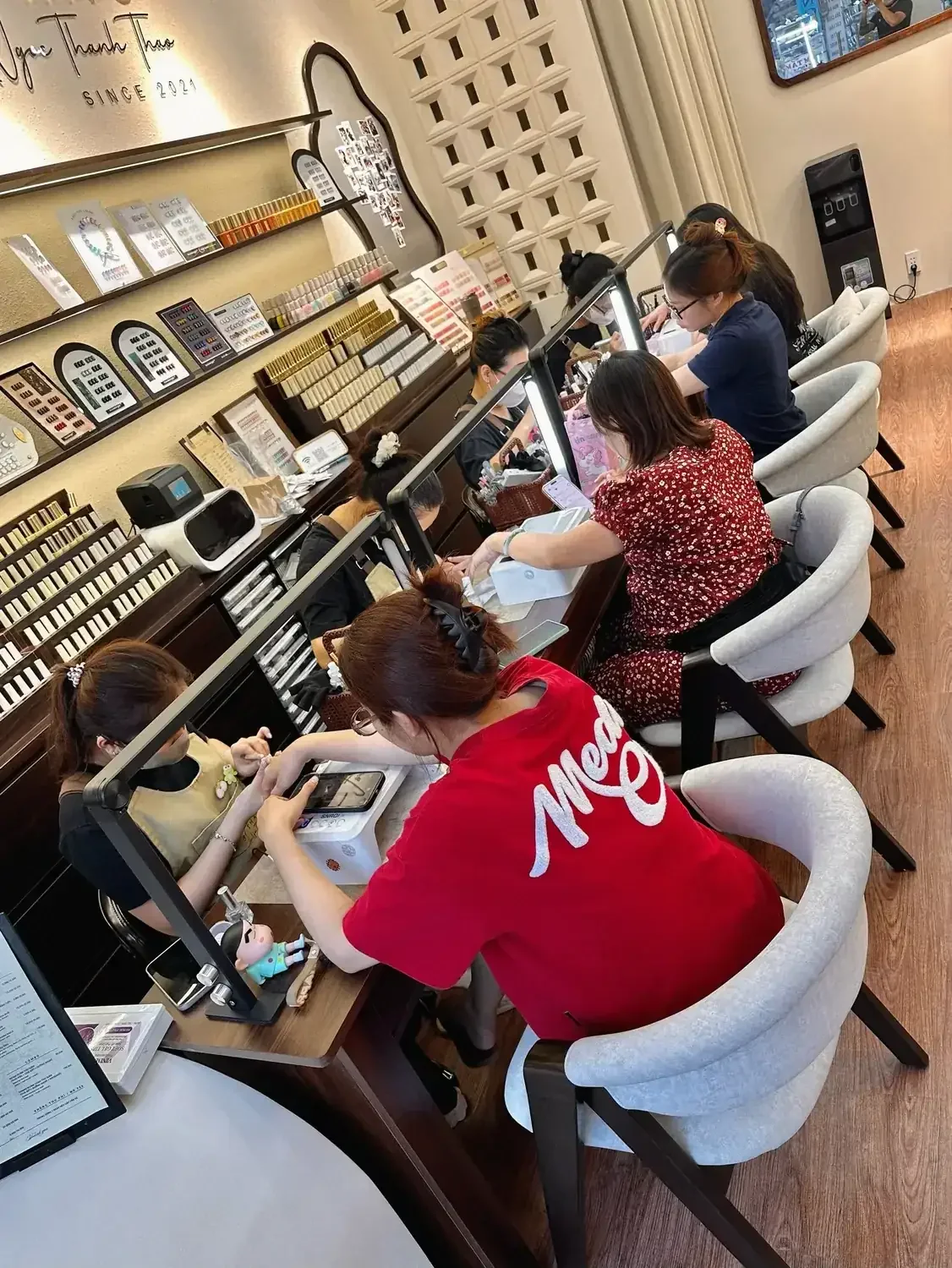 Khu vực bàn làm nail đầy đủ tiện nghi tại NAIL BY THẢO Gò Dầu, Tân Phú