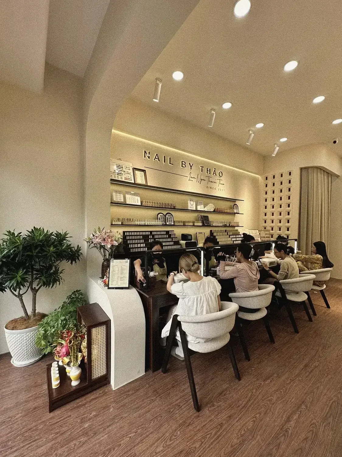 Toàn cảnh nội thất sang trọng tiệm NAIL BY THẢO Gò Dầu, Tân Phú