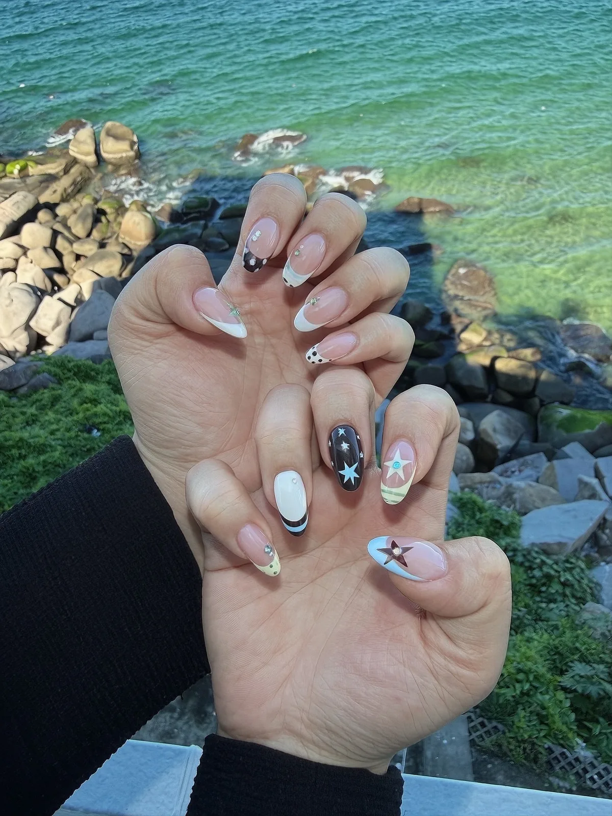Mẫu nail sao French tip đen trắng phong cách biển - NAIL BY THẢO Tân Phú & Tân Bình