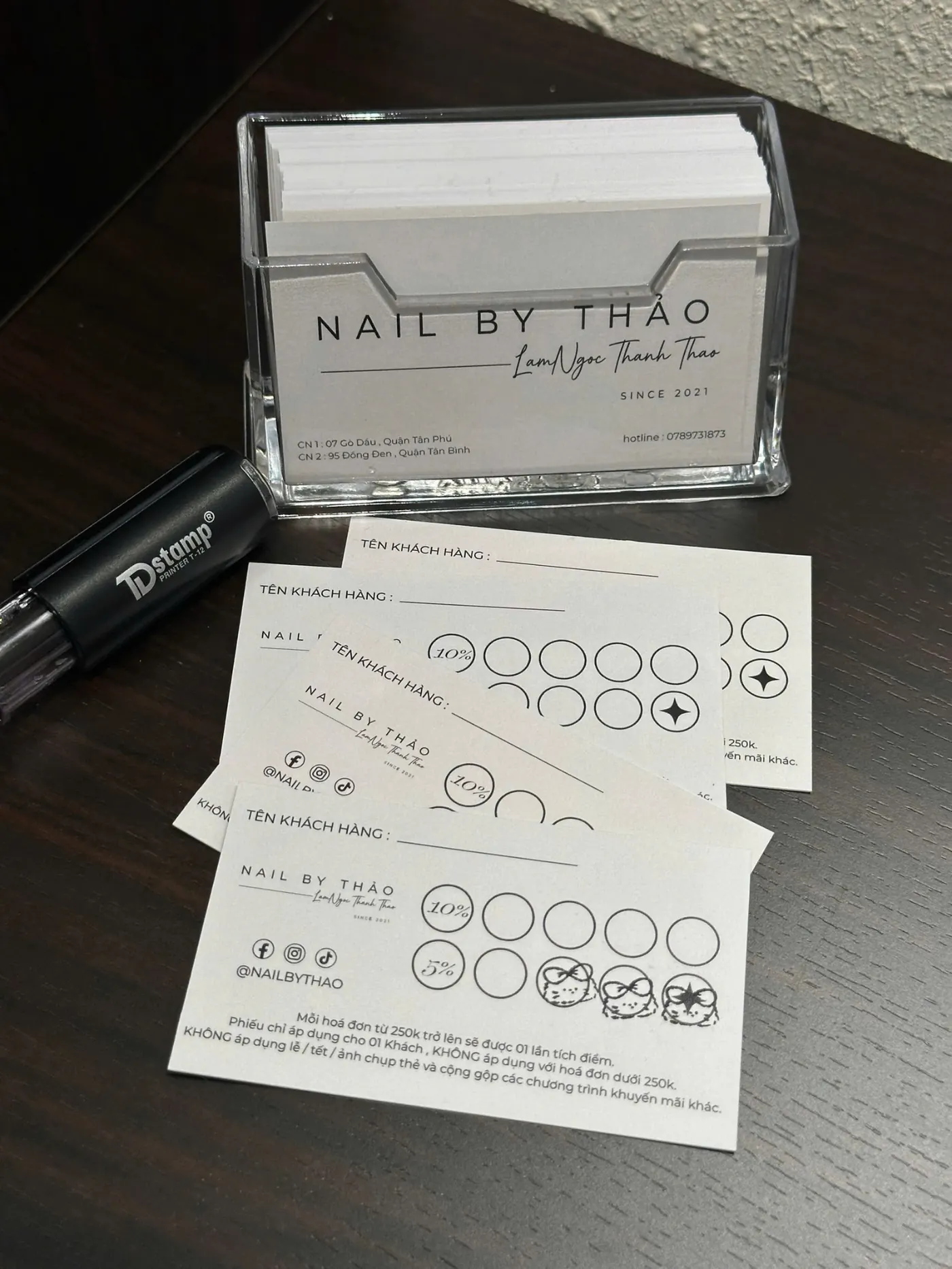Thẻ tích điểm NAIL BY THẢO đặt tại quầy lễ tân, ưu đãi giảm giá cho khách hàng thân thiết Tân Phú & Tân Bình